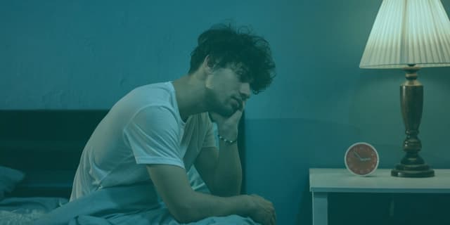 Dissosiyatif bozukluklar, bireyin bilinç, hafıza, kimlik ve çevresel algısında kopukluk veya süreksizlik yaşadığı ciddi psikiyatrik durumlardır. Genellikle şiddetli travmalar, çocukluk çağı istismarı, savaş, doğal afetler, aile içi şiddet gibi yoğun stres ve travmaların bir sonucu olarak ortaya çıkar (American Psychiatric Association [APA], 2022). Dissosiyasyon, bireyin travmatik olaylarla başa çıkmak için zihinsel süreçlerini bilinçli farkındalıktan ayırması şeklinde açıklanabilir.