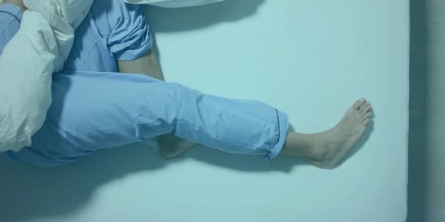 Huzursuz Bacak Sendromu (HBS), bireylerin özellikle dinlenme anlarında bacaklarında rahatsız edici hisler yaşadığı ve bu hisleri gidermek için sürekli hareket etme ihtiyacı duyduğu bir nörolojik hastalıktır (Allen et al., 2014). Bu sendrom genellikle genetik ve nörolojik faktörlerle ilişkilendirilse de, psikolojik süreçlerin de önemli bir rol oynadığı bilinmektedir. Özellikle geçmiş travmaların, stresin ve kaygının HBS semptomlarını artırabileceği yönünde bulgular mevcuttur (Stefansson et al., 2017).