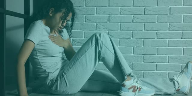 Panik atak, bireyin aniden ve beklenmedik şekilde ortaya çıkan yoğun korku veya endişe hissi yaşadığı psikolojik bir durumdur. American Psychological Association (APA, 2020) panik atağı, “birkaç dakika içinde doruk noktasına ulaşan ve fiziksel ya da bilişsel semptomlarla kendini gösteren ani bir kaygı nöbeti” olarak tanımlar. Bu ataklar sırasında kişi, ölüm korkusu, kontrolü kaybetme hissi veya kalp krizi geçiriyormuş gibi hissetme gibi yoğun belirtiler yaşayabilir. Ataklar genellikle 10-30 dakika arasında sürse de, etkileri saatlerce devam edebilir.