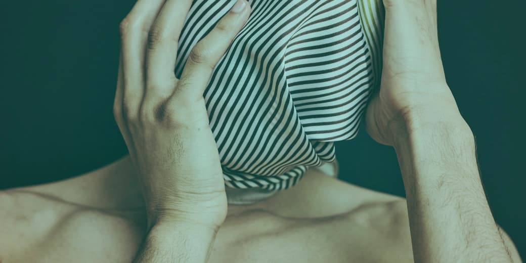 Dissosiyatif bozukluklar, bireyin bilinç, hafıza, kimlik, duygu, algı ve çevreyle olan bağlarını geçici veya kalıcı olarak koparan ciddi psikiyatrik durumlar arasında yer alır. Günlük yaşamda zaman zaman hepimiz “kendimizi kaybetmiş gibi” hissedebiliriz; ancak dissosiyatif bozukluklarda bu hissiyat sıradan bir unutkanlıktan çok daha ötedir. Bu yazıda, dissosiyatif bozuklukların (dissosiyasyon) temel özelliklerini, alt tiplerini, oluş mekanizmalarını ve psikolojik tedavi yaklaşımlarını ele alacağız.|Dissosiyatif bozukluklar, bireyin bilinç, hafıza, kimlik, duygu, algı ve çevreyle olan bağlarını geçici veya kalıcı olarak koparan ciddi psikiyatrik durumlar arasında yer alır. Günlük yaşamda zaman zaman hepimiz “kendimizi kaybetmiş gibi” hissedebiliriz; ancak dissosiyatif bozukluklarda bu hissiyat sıradan bir unutkanlıktan çok daha ötedir. Bu yazıda, dissosiyatif bozuklukların (dissosiyasyon) temel özelliklerini, alt tiplerini, oluş mekanizmalarını ve psikolojik tedavi yaklaşımlarını ele alacağız.