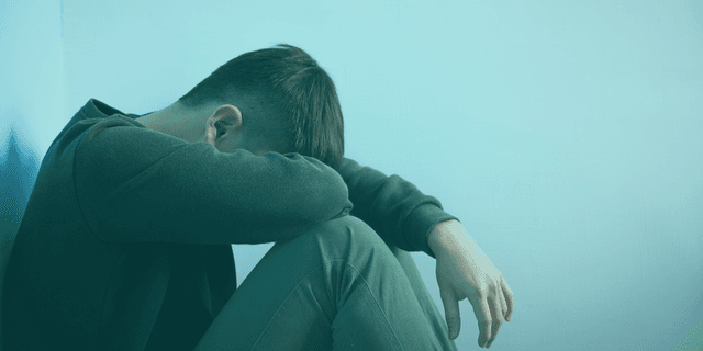 Depresyon, günümüzde milyonlarca insanı etkileyen ve yaşam kalitesini ciddi şekilde bozabilen bir ruh sağlığı durumudur. Bu durum, yalnızca geçici bir üzüntü hali değil, beynin kimyasal dengesini, düşünce kalıplarını ve davranışları derinden etkileyen karmaşık bir rahatsızlıktır. Son yıllarda, depresyon ile başa çıkmada geleneksel yaklaşımlara ek olarak Göz Hareketleriyle Duyarsızlaştırma ve Yeniden İşleme (EMDR) terapisi umut verici sonuçlar göstermektedir.