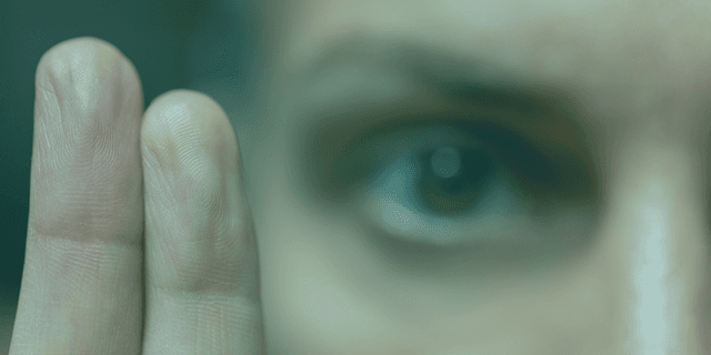 Göz Hareketi Duyarsızlaştırma ve Yeniden İşleme olarak Türkçe'ye çevrilebilen EMDR (Eye Movement Desensitization and Reprocessing), travma sonrası stres bozukluğu ve diğer psikolojik zorlukların çözümünde etkili bir psikoterapötik yaklaşımdır. Bu yazıda EMDR'nin ne olduğu, nasıl uygulandığı ve beyin üzerindeki etki mekanizmalarını detaylı şekilde inceleyeceğiz.