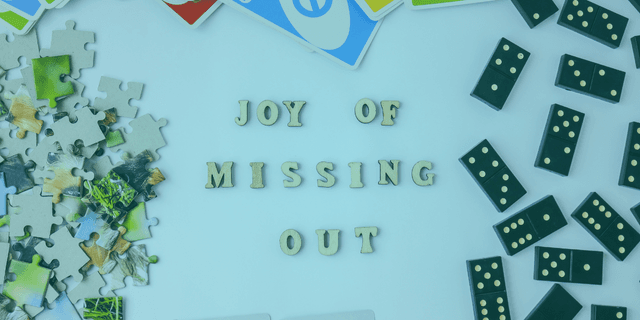 Modern yaşamın en yaygın psikolojik fenomenlerinden biri olan FOMO (Fear of Missing Out - Kaçırma Korkusu), dijital çağda milyonlarca insanı etkisi altına almıştır. Bu sürekli endişe durumu, sosyal medyanın yaygınlaşmasıyla birlikte artış göstermiş ve mental sağlığımızı olumsuz yönde etkilemeye başlamıştır. Ancak son yıllarda, bu durumun tam tersi olan JOMO (Joy of Missing Out - Kaçırma Sevinci) kavramı, sağlıklı bir alternatif olarak öne çıkmaktadır. Bu dönüşüm, sadece bir kavram değişikliği değil, yaşam kalitesini artıran köklü bir zihinsel değişimdir.