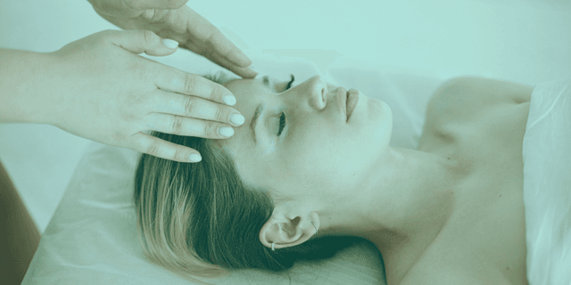 Mental sağlık sorunları günümüzde yaygın bir toplum sorunu haline gelmiş durumda ve bireylerin yaşam kalitesini önemli ölçüde etkilemektedir. Bu zorluklarla başa çıkmak için farklı yaklaşımlar aranırken, refleksoloji gibi tamamlayıcı yöntemler mental sağlık desteğinde önemli bir role sahip olmaktadır. Bu yazıda, refleksolojinin depresyon belirtileri üzerindeki potansiyel etkilerini ve mental sağlığa olan katkılarını bilimsel araştırmalar ışığında inceleyeceğiz.