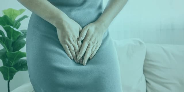 Vajinismus, vajinal kasların istemsiz ve tekrarlayan şekilde kasılması sonucunda cinsel birleşmenin zorlaşması veya tamamen engellenmesiyle karakterize edilen, kadınlarda sık görülen cinsel işlev bozukluklarından biridir (American Psychiatric Association [APA], 2022). Bu durum yalnızca fizyolojik bir sorun olarak değil, psikolojik, duygusal ve sosyokültürel boyutları olan çok faktörlü bir problem olarak değerlendirilmektedir. Vajinismus yaşayan bireylerde cinsel birleşmeye yönelik yoğun kaygı, korku, suçluluk duygusu ve olumsuz beklentiler sıkça görülmekte, bu da semptomların kalıcı hale gelmesine neden olabilmektedir (Brotto, 2020).