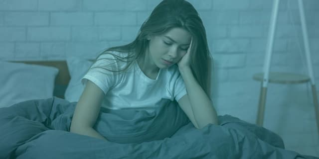 Depresyon, günümüzde milyonlarca insanı etkileyen ciddi bir ruh sağlığı bozukluğudur. Dünya Sağlık Örgütü verilerine göre, dünya genelinde 280 milyon kişi depresyonla mücadele etmektedir. Bu yazıda, depresyon nedir sorusuna kapsamlı bir yanıt vererek, belirtilerinden tedavi yöntemlerine kadar bilmeniz gereken her şeyi detaylandıracağız. Depresyon Nedir Belirtileri, Nedenleri ve Modern Yaklaşımlar