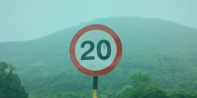 Romantik ilişkilerde “bir olmak” sıkça idealize edilir. Ancak bu birleşme bazen bireysel sınırların silinmesine, kişisel alanın ihlaline ve özsaygının zedelenmesine yol açabilir. Oysa sağlıklı bir ilişki, iki bireyin kendi benliğini koruyarak birbirine bağlandığı bir denge halidir. Bu dengeyi sağlayan en temel unsur sınır koyma becerisidir. Sınırlar, bir duvar değil, bir köprüdür; hem kendinizi korumanıza hem de partnerinizle güvenli bir bağ kurmanıza yardımcı olur. Peki, sınır koymak neden özsaygının temelidir ve ilişkilerde neden bu kadar önemlidir?Romantik İlişkilerde Sınır Koymak Neden Özsaygının Temelidir