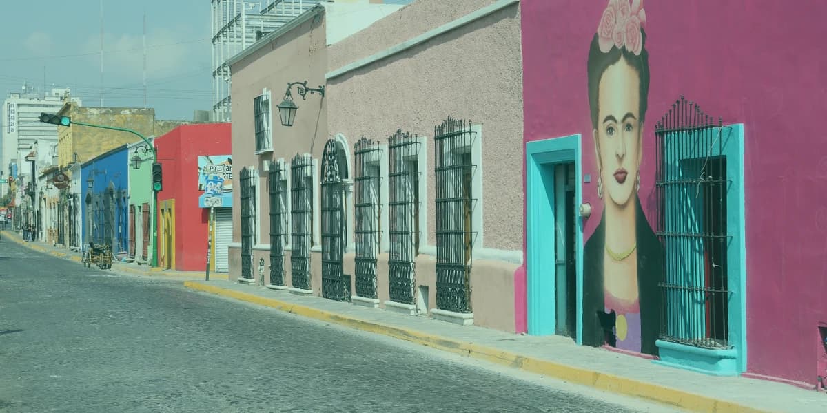 Meksika'nın ikonik ressamı Frida Kahlo, sanat tarihinin en tanınan yüzlerinden biri olmasının ötesinde, psikolojik dayanıklılığın (resilience) ete kemiğe bürünmüş halidir. Frida Kahlo hayatı boyunca, fiziksel acının ve duygusal çalkantıların gölgesinde yaşamış olmasına rağmen, fırçasını bir neşter gibi kullanarak ruhunu tuval üzerinde ameliyat etmiştir. Onun hikayesi, sadece bir sanatçının biyografisi değil, aynı zamanda kronik acı ve travma ile başa çıkma konusunda derin bir psikolojik vaka incelemesidir. Psikoloji literatüründe sıkça tartışılan sanat terapisi kavramı, Frida’nın eserlerinde doğal bir refleks olarak karşımıza çıkar. O, bilinçdışının derinliklerini, korkularını ve arzularını somutlaştırarak kendini iyileştirmeye çalışmıştır. Bu yazıda, Frida’nın renkli ama bir o kadar da acı dolu dünyasına, psikolojik bir mercekten bakacağız. Güçlü kadınlar denildiğinde akla gelen ilk isimlerden olan Kahlo'nun, travma sonrası büyüme sürecini ve acıyı nasıl estetik bir güce dönüştürdüğünü akademik bir perspektifle inceleyeceğiz.|Meksika'nın ikonik ressamı Frida Kahlo, sanat tarihinin en tanınan yüzlerinden biri olmasının ötesinde, psikolojik dayanıklılığın (resilience) ete kemiğe bürünmüş halidir. Frida Kahlo hayatı boyunca, fiziksel acının ve duygusal çalkantıların gölgesinde yaşamış olmasına rağmen, fırçasını bir neşter gibi kullanarak ruhunu tuval üzerinde ameliyat etmiştir. Onun hikayesi, sadece bir sanatçının biyografisi değil, aynı zamanda kronik acı ve travma ile başa çıkma konusunda derin bir psikolojik vaka incelemesidir. Psikoloji literatüründe sıkça tartışılan sanat terapisi kavramı, Frida’nın eserlerinde doğal bir refleks olarak karşımıza çıkar. O, bilinçdışının derinliklerini, korkularını ve arzularını somutlaştırarak kendini iyileştirmeye çalışmıştır. Bu yazıda, Frida’nın renkli ama bir o kadar da acı dolu dünyasına, psikolojik bir mercekten bakacağız. Güçlü kadınlar denildiğinde akla gelen ilk isimlerden olan Kahlo'nun, travma sonrası büyüme sürecini ve acıyı nasıl estetik bir güce dönüştürdüğünü akademik bir perspektifle inceleyeceğiz.