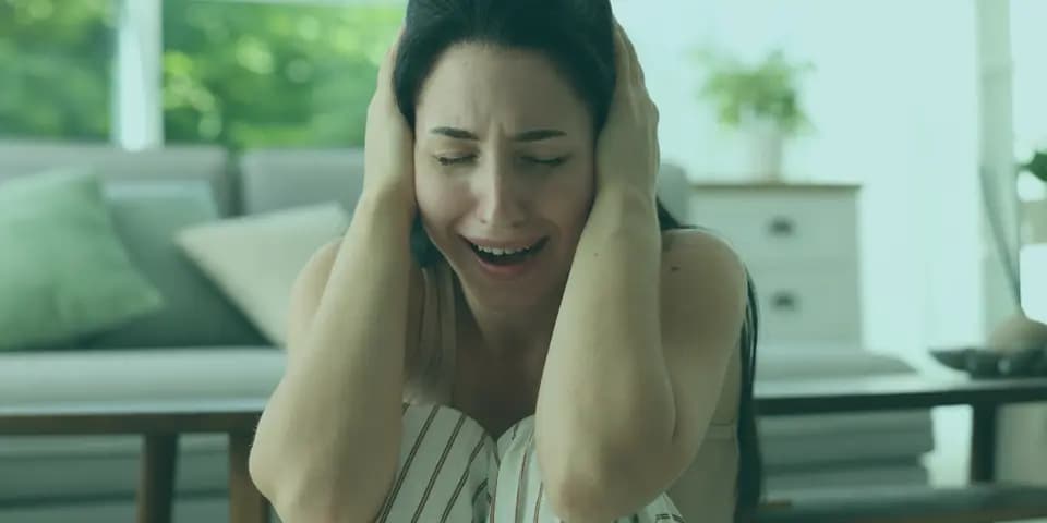 Panik atak, aniden ortaya çıkan ve yoğun bir korku ya da rahatsızlık hissiyle karakterize edilen bir durumdur. Kişi o an öleceğini, kalp krizi geçirdiğini veya kontrolünü kaybettiğini düşünebilir. Ancak klinik psikoloji perspektifinden bakıldığında, panik atak vücudun "yanlış alarm" sistemidir. Vücut ortada gerçek bir tehlike yokken sanki hayati bir tehdit varmış gibi tepki verir. Bu durumla başa çıkmanın ilk kuralı, yaşadığınız şeyin fiziksel olarak tehlikeli olmadığını anlamaktır. Pek çok danışan, bu kriz anında çaresiz hissettiğini dile getirir. Oysa panik atak anında ne yapmalı sorusunun cevabı, beyni ve sinir sistemini yeniden "güvende" olduğuna ikna etmekte saklıdır. Panik ataklar genellikle 10 ila 30 dakika arasında zirve yapar ve ardından kendiliğinden söner. Bu süreci yönetebilmek, atağın şiddetini ve tekrarlama sıklığını azaltmada anahtar rol oynar. Panik Atak Anında Ne Yapmalı Kriz Anı İçin Bilimsel Rehber