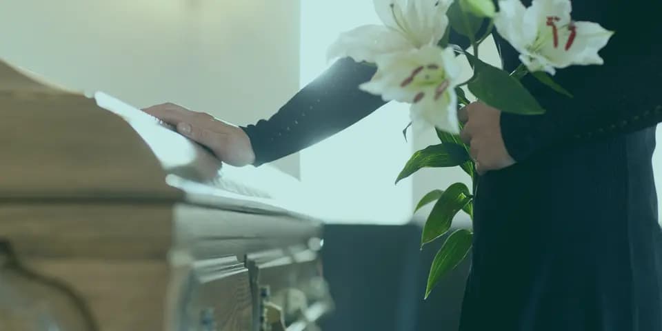 Hayatın en kaçınılmaz ve en ağır gerçeklerinden biri olan ölüm veya ayrılık, bireyi derin bir duygusal boşluğa sürükler. Yas süreci, sadece bir sevilenin kaybı sonrası değil, bazen bir işin, bir hayalin veya bir sağlığın yitimi sonrası da verilen doğal, insani bir tepkidir. Bu süreç, kişinin yaşadığı kaybın ardından dünyayı yeniden anlamlandırma çabasıdır. Her bireyin acıyı deneyimleme biçimi parmak izi kadar eşsizdir; bu nedenle kayıplarla baş etme yöntemleri de kişiden kişiye farklılık gösterebilir. Bu zorlu yolculukta birey; inkar, öfke, pazarlık ve depresyon gibi çeşitli duraklardan geçer. Ancak bu duraklar doğrusal bir sıra izlemez. Sağlıklı bir yas süreci için yapılması gerekenler listesinin başında, bu karmaşık duygulara alan açmak ve acıyı bastırmadan yaşamak gelir. Unutulmamalıdır ki yas, bir hastalık değil, sevginin ödediği bir bedeldir ve zamanla bu acı yerini anıların huzuruna bırakabilir. Yas Süreci ve Kayıplarla Baş Etme Acıyı Anlamlandırmak