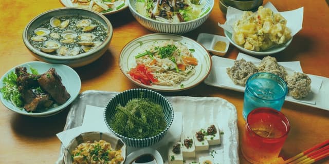 Duygusal yeme, mideniz guruldamadığı halde sadece stres, üzüntü veya yoğun kaygı gibi duyguları bastırmak amacıyla yemek yeme eylemidir. Yaza yaklaşırken hemen hepimiz daha fit bir bedene kavuşmak için çeşitli yollar ararız. Bununla birlikte, uygulanan sıkı diyet programları beynimizde muazzam bir baskı yaratır. Dolayısıyla, bu psikolojik baskı sonucunda kendimizi bir anda gece yarısı buzdolabının önünde bulabiliriz. Özetle, zihniniz yiyecekleri anlık bir ödül veya sıkıntılardan kaçış yolu olarak kodlar. İlk olarak, bu durumu kabullenmeli ve iradesizlik diyerek kendinize yüklenmekten kesinlikle vazgeçmelisiniz. Yaza hazırlık diyetlerinde kısıtlayıcı kurallar arttıkça, beyninizin yasaklı gıdalara duyduğu arzu da aynı oranda artar. Kendinizi sürekli aç bırakmak, bedeninize ve sinir sisteminize büyük bir stres yükler. Stresten kurtulmak için en iyi bildiği savunma mekanizmasına, yani yüksek kalorili besinlere sarılır. Sonuç olarak, zayıflamak uğruna uyguladığınız şok diyetler sizi daha fazla yemeye iten bir tuzağa dönüşür. Kısacası, bedeninizi savaşılacak bir düşman olarak değil, şefkatle beslenmesi gereken bir dost olarak görmeye başlamalısınız. Bahar Depresyonu Nedenleri ve Çözüm Yolları