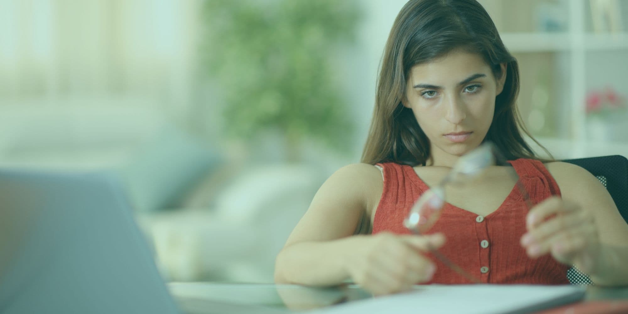 Dikkat dağınıklığı, günümüzde pek çok kişinin günlük yaşamını zorlaştıran en yaygın odaklanma sorunlarından biridir. Zihninizi toparlamakta zorlanıyorsanız, ilk olarak bu durumun aşılabilir ve yönetilebilir olduğunu bilmelisiniz. Modern yaşamın getirdiği yoğun stres, bilgi bombardımanı ve hızlı tüketim alışkanlıkları, beynimizin odaklanma kapasitesini doğrudan etkiler. Ters piramit mantığıyla asıl çözümü baştan verelim: Zihinsel performansınızı yeniden kazanmak için çevresel uyaranları azaltmalı, fiziksel sağlığınıza dikkat etmeli ve psikolojik yüklerinizi hafifletmelisiniz. Dikkat Dağınıklığı Neden Olur Dalgınlık İçin Kesin Çözümler