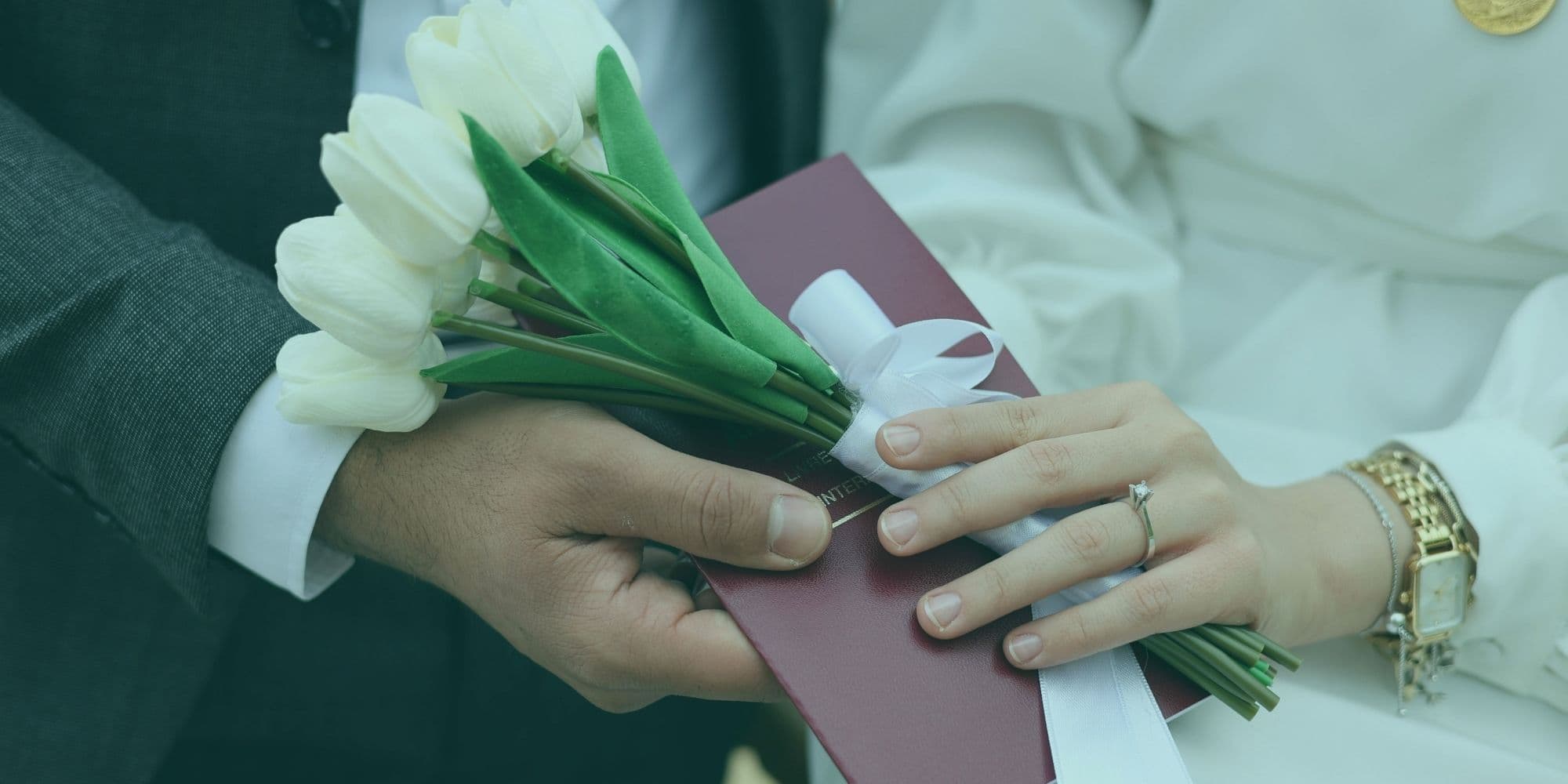 Evlilikte iletişim sorunları, çoğu zaman bir anda başlamaz. Genellikle küçük yanlış anlamalar, ertelenen konuşmalar, kırgınlığın birikmesi ve duyulmadığını hissetmekle yavaş yavaş büyür. Bu yüzden birçok çift, asıl sorunun ne zaman başladığını net olarak fark edemez. İlişkide yaşanan iletişim aksaklıkları yalnızca tartışmaları artırmaz. Aynı zamanda güven duygusunu, duygusal yakınlığı, ortak karar alma becerisini ve günlük yaşamın verimini de etkiler. İlk olarak şunu bilmeniz gerekir: Her anlaşmazlık ilişkinin kötü olduğu anlamına gelmez. Önemli olan, anlaşmazlığın nasıl konuşulduğu ve onarımın nasıl yapıldığıdır. Evlilikte İletişim Sorunları ve İlişkinizi Yıpratan İşaretler