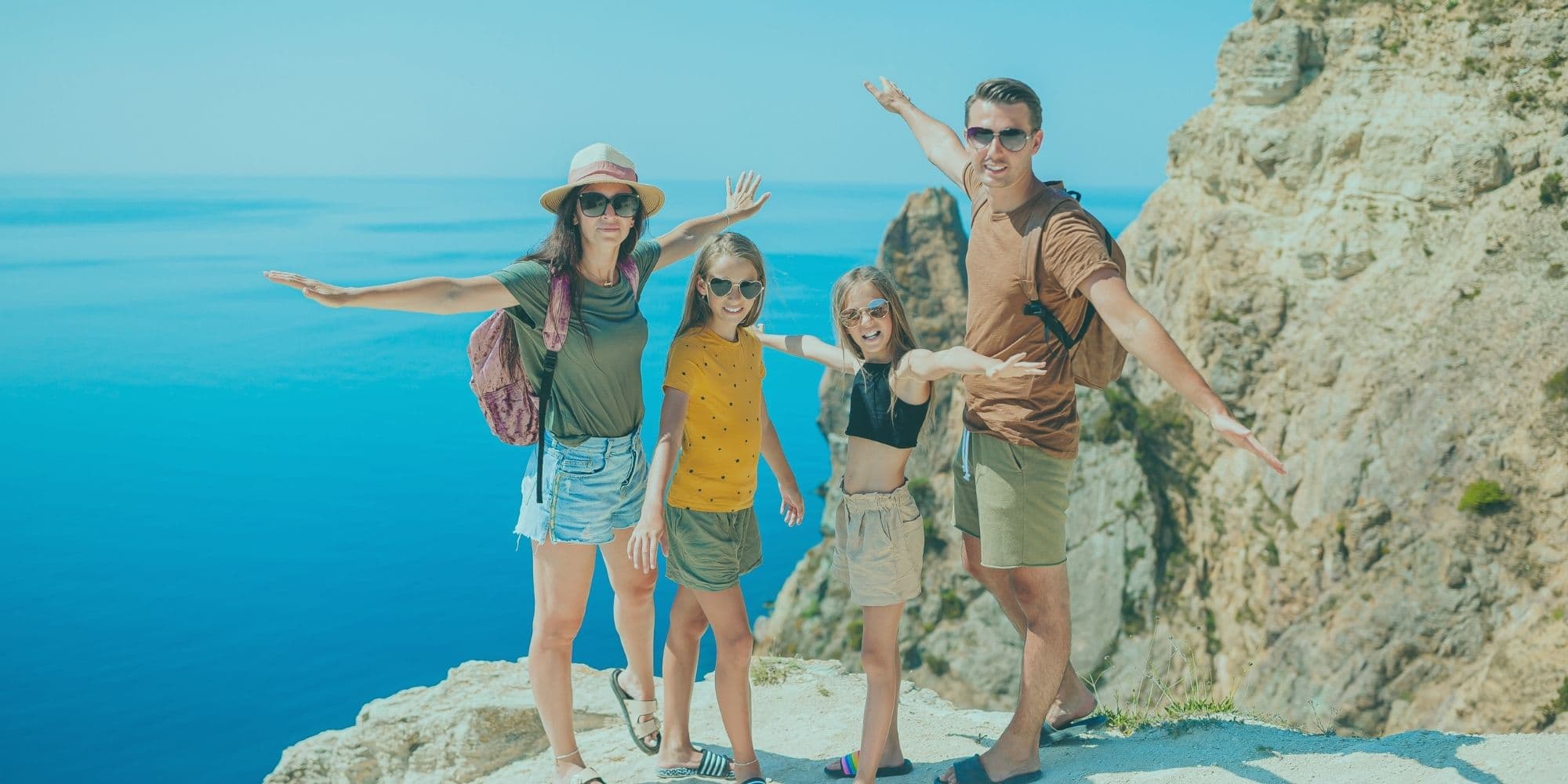 Aileyle Tatil Neden Bazen Yorucu Olur? Sınırlar, Roller ve İlişki Gerilimi sorusu, birçok kişinin tatil dönemlerinde sessizce düşündüğü bir konudur. Tatil, dinlenme ve yakınlaşma fırsatı gibi görünür. Ancak aileyle uzun süre aynı ortamda kalmak bazen eski rollerin, beklentilerin ve kırgınlıkların yeniden canlanmasına yol açabilir. Bu durum, ailenizi sevmediğiniz anlamına gelmez. Aksine, yakın ilişkiler bazen en güçlü duygusal tetikleyicileri barındırır. Özellikle sınırlar belirsizleştiğinde, aile içi ilişki stresi artabilir ve küçük konular büyük tartışmalara dönüşebilir. Aileyle Tatil Neden Bazen Yorucu Olur Sınırlar ve Roller