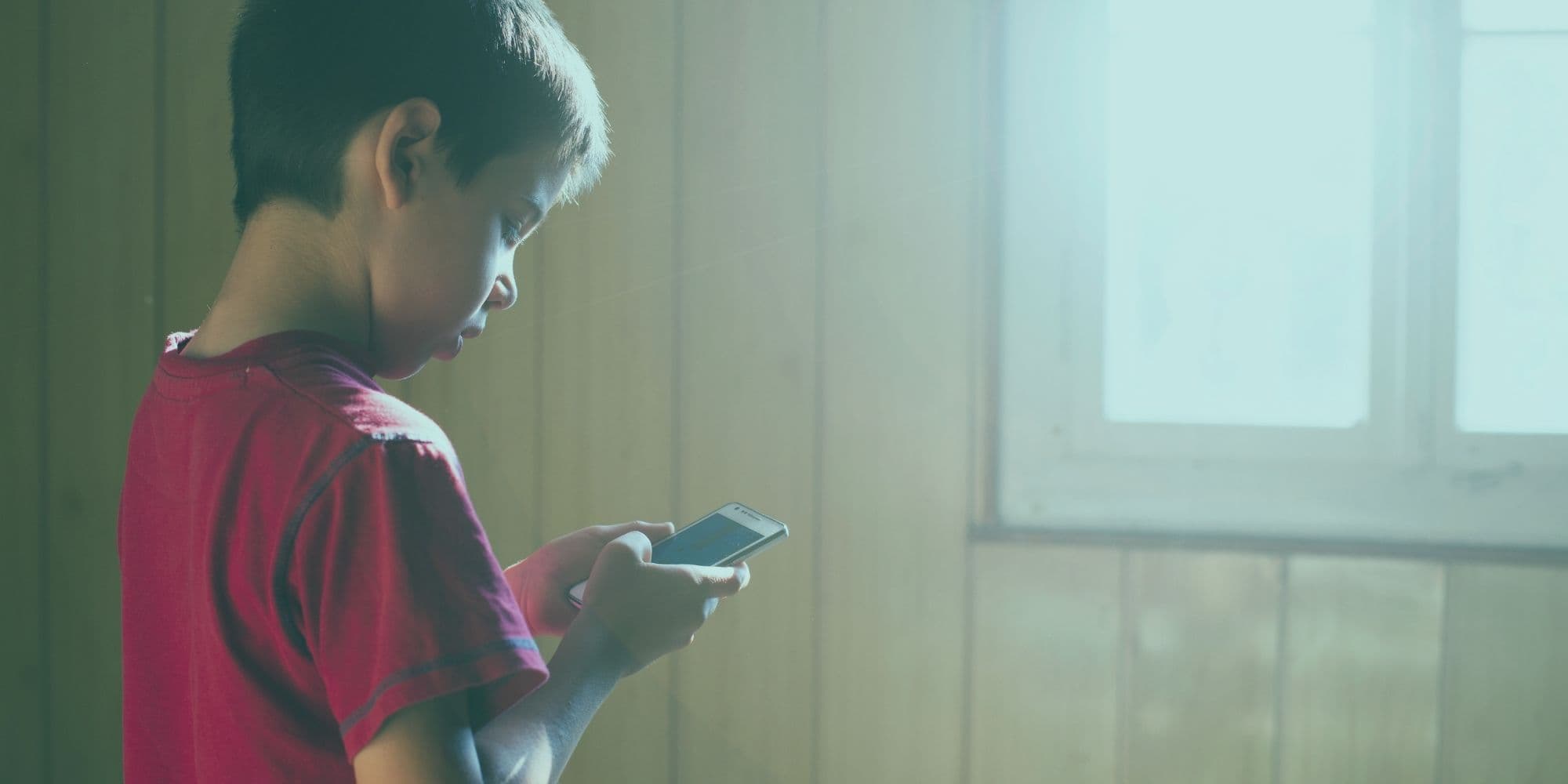 Çocuklarda ekran süresi, özellikle yaz tatilinde ailelerin en çok zorlandığı konulardan biridir. Okul rutini gevşediğinde telefon, tablet, televizyon ve dijital oyunlar çocuğun gününde daha fazla yer kaplayabilir. Çocuklarda Ekran Süresi Yaz Tatilinde Sınır Nasıl Konur
