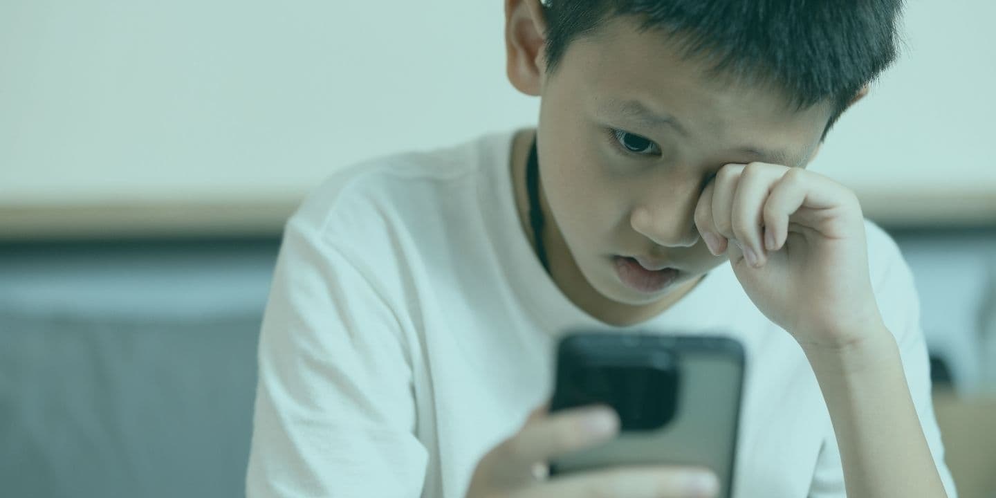 Telefon bağımlılığı belirtilerini fark edin; çocuğunuz için sağlıklı dijital sınırlar kurun ve ne zaman destek alacağınızı öğrenin.