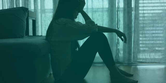 Depresyon, günümüz dünyasında milyonlarca insanı etkileyen karmaşık ve çok boyutlu bir ruh sağlığı sorunudur. Hem fiziksel hem de psikolojik belirtileri içeren bu durum, yaşam kalitesini düşürdüğü gibi, iş, sosyal yaşam ve günlük aktivitelerden verimliliği de olumsuz yönde etkileyebilir. Bu yazıda; hafif depresyon belirtileri, doğal depresyon tedavi yöntemleri, evde depresyonla başa çıkma yolları, alternatif depresyon terapi teknikleri ve psikolojik destek ve depresyon iyileşme süreci başlıkları altında depresyonun tanımı, nedenleri, tedavi seçenekleri ve iyileşme süreci bilimsel bir çerçevede ele alınacaktır.