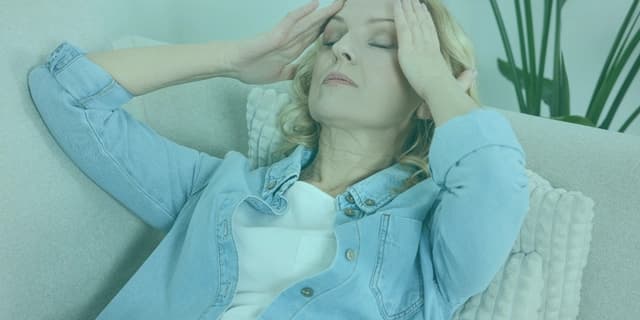 Obsesif Kompulsif Bozukluk (OKB), bireyin kontrol edemediği, sürekli tekrarlayan, rahatsız edici düşünceler (obsesyonlar) ile bu düşüncelerin yarattığı kaygıyı azaltmak için gerçekleştirdiği zorlayıcı davranışlar veya zihinsel eylemler (kompulsiyonlar) ile karakterize edilen bir ruh sağlığı bozukluğudur (American Psychiatric Association, 2013). OKB nedir sorusunu düşünen bireyler genellikle obsesyonlarının mantıksız veya aşırı olduğunun farkında olmalarına rağmen, kompulsif davranışlarını yerine getirmekten kendilerini alıkoyamazlar.|Obsesif Kompulsif Bozukluk (OKB), bireyin kontrol edemediği, sürekli tekrarlayan, rahatsız edici düşünceler (obsesyonlar) ile bu düşüncelerin yarattığı kaygıyı azaltmak için gerçekleştirdiği zorlayıcı davranışlar veya zihinsel eylemler (kompulsiyonlar) ile karakterize edilen bir ruh sağlığı bozukluğudur (American Psychiatric Association, 2013). OKB nedir sorusunu düşünen bireyler genellikle obsesyonlarının mantıksız veya aşırı olduğunun farkında olmalarına rağmen, kompulsif davranışlarını yerine getirmekten kendilerini alıkoyamazlar.