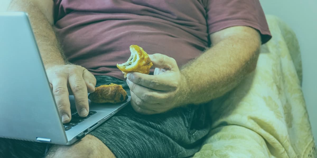 Obezite, vücut kitle indeksi (BMI) belirli bir eşiği aşan bireylerde görülen aşırı yağlanma durumu olarak tanımlanır. Ancak obezite yalnızca fiziksel sağlık üzerinde değil, bireyin psikolojik durumu üzerinde de önemli etkiler yaratmaktadır. Modern yaşamın getirdiği stres, duygusal yeme alışkanlıkları ve çevresel faktörler, bireylerin yeme davranışlarını derinden etkilemektedir. Duygusal yeme, genellikle stres, üzüntü, yalnızlık ya da sıkıntı gibi olumsuz duyguları hafifletmek amacıyla ortaya çıkan bir davranış biçimidir. Bu yazıda, obezitenin psikoloji üzerindeki etkileri, duygusal yeme alışkanlıklarının nedenlerini ve bu alışkanlıkların nasıl değiştirilebileceğini bilimsel araştırmalar ışığında inceleyeceğiz.|Obezite, vücut kitle indeksi (BMI) belirli bir eşiği aşan bireylerde görülen aşırı yağlanma durumu olarak tanımlanır. Ancak obezite yalnızca fiziksel sağlık üzerinde değil, bireyin psikolojik durumu üzerinde de önemli etkiler yaratmaktadır. Modern yaşamın getirdiği stres, duygusal yeme alışkanlıkları ve çevresel faktörler, bireylerin yeme davranışlarını derinden etkilemektedir. Duygusal yeme, genellikle stres, üzüntü, yalnızlık ya da sıkıntı gibi olumsuz duyguları hafifletmek amacıyla ortaya çıkan bir davranış biçimidir. Bu yazıda, obezitenin psikoloji üzerindeki etkileri, duygusal yeme alışkanlıklarının nedenlerini ve bu alışkanlıkların nasıl değiştirilebileceğini bilimsel araştırmalar ışığında inceleyeceğiz.|Obezite, vücut kitle indeksi (BMI) belirli bir eşiği aşan bireylerde görülen aşırı yağlanma durumu olarak tanımlanır. Ancak obezite yalnızca fiziksel sağlık üzerinde değil, bireyin psikolojik durumu üzerinde de önemli etkiler yaratmaktadır. Modern yaşamın getirdiği stres, duygusal yeme alışkanlıkları ve çevresel faktörler, bireylerin yeme davranışlarını derinden etkilemektedir. Duygusal yeme, genellikle stres, üzüntü, yalnızlık ya da sıkıntı gibi olumsuz duyguları hafifletmek amacıyla ortaya çıkan bir davranış biçimidir. Bu yazıda, obezitenin psikoloji üzerindeki etkileri, duygusal yeme alışkanlıklarının nedenlerini ve bu alışkanlıkların nasıl değiştirilebileceğini bilimsel araştırmalar ışığında inceleyeceğiz.