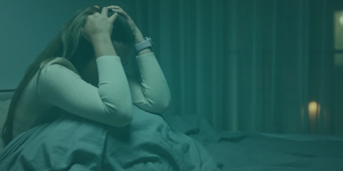 Yaygın Anksiyete Bozukluğu Belirtileri, Nedenleri ve Başa Çıkma Yolları Yaygın Anksiyete Bozukluğu (YAB), bireylerin günlük yaşam aktivitelerini olumsuz etkileyen ve uzun süre devam eden bir kaygı durumudur. Kimi zaman göz ardı edilen bu psikolojik durum, "aşırı endişe hali", "kontrol edilemeyen kaygı" ve "sürekli huzursuzluk hissi" gibi belirtilerle kendini gösterir. Bu yazıda, YAB'nin belirtileri, nedenleri ve başa çıkma yolları detaylı bir şekilde incelenecektir.
