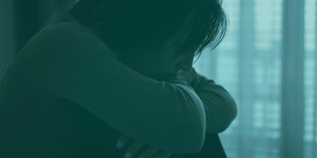 Depresyon, dünya genelinde 280 milyondan fazla insanı etkileyen ve Dünya Sağlık Örgütü tarafından küresel hastalık yükünün önde gelen nedenlerinden biri olarak tanımlanan ciddi bir mental sağlık durumudur. Modern yaşamın getirdiği stres faktörleri, sosyal izolasyon ve travmatik yaşantılar, depresyon prevalansını artıran temel etkenler arasında yer almaktadır. Bu bağlamda, bütüncül sağlık yaklaşımları giderek önem kazanmakta ve EMDR (Göz Hareketi Duyarsızlaştırma ve Yeniden İşleme) ile refleksoloji gibi tamamlayıcı yöntemler, geleneksel psikolojik müdahalelerle birlikte kullanılarak umut verici sonuçlar vermektedir.