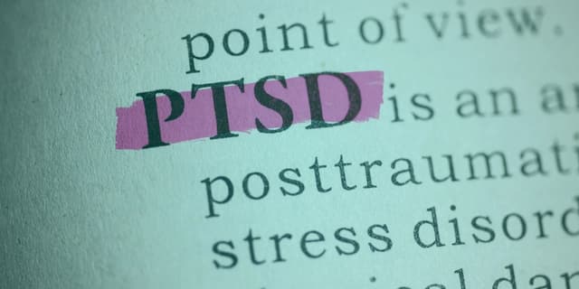 Travmatik deneyimler, bireylerin ruh sağlığını derinden etkileyebilir ve yaşam kalitesini önemli ölçüde azaltabilir. Bu bağlamda, EMDR (Eye Movement Desensitization and Reprocessing) terapisi, son yıllarda travma sonrası stres bozukluğu (PTSD) ve diğer travma ilişkili rahatsızlıkların tedavisinde en etkili kanıta dayalı yöntemlerden biri olarak öne çıkmaktadır. Bu kapsamlı rehberde, EMDR'nin bilimsel temellerini, uygulama sürecini ve İzmir'deki terapi seçeneklerini detaylı bir şekilde inceleyeceğiz.