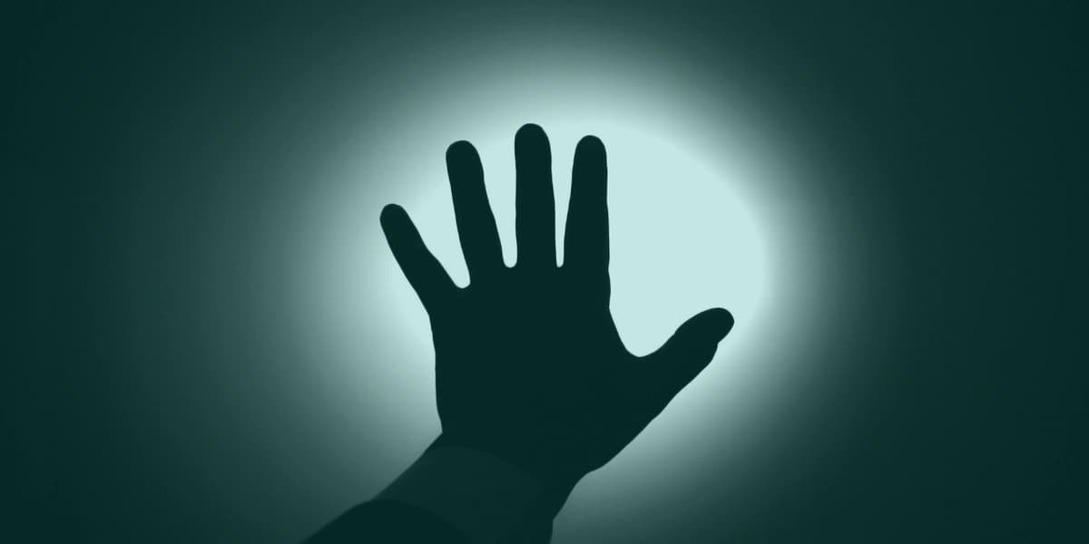 İntihar, bireysel bir eylem gibi görünse de aslında biyolojik, psikolojik ve sosyolojik faktörlerin karmaşık bir etkileşimi sonucu ortaya çıkan ciddi bir halk sağlığı sorunudur. Dünya Sağlık Örgütü (DSÖ) verilerine göre her yıl yüz binlerce insan yaşamına son vermektedir. Ancak bu istatistiklerin ötesinde, her vaka önlenebilir bir kaybı ve geride kalanlar için derin bir travmayı temsil eder. Toplumda dolaşan yanlış bilgiler, risk altındaki bireylerin anlaşılmasını zorlaştırmakta ve yardım arama davranışını engellemektedir. Bu nedenle, intihar belirtileri konusunda farkındalık kazanmak, sadece uzmanların değil, herkesin sorumluluğundadır. Bu yazımızda, intihar olgusunu akademik bir çerçevede ele alırken, yanlış bilinen mitleri yıkmayı ve psikolojik ilk yardımın temellerini anlatmayı hedefliyoruz. Umutsuzluk döngüsü içinde sıkışıp kalan bir zihnin sessiz çığlıklarını duymak, intihar önleme çalışmalarının en kritik adımıdır. Doğru zamanda uzatılan bir el veya yargılamadan dinleyen bir kulak, bir kişinin yaşama tutunmak için ihtiyaç duyduğu o ince bağı güçlendirebilir.