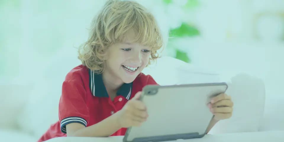 Teknolojinin evlerimizin içine kadar girdiği bu çağda, çocukların tablet, telefon ve televizyonla kurduğu ilişki artık bir tercih değil, kaçınılmaz bir durum haline geldi. Ancak bu durum, kontrol edilmediğinde ciddi bir ekran bağımlılığı riskini de beraberinde getiriyor. Çocukların henüz tam gelişmemiş olan sinir sistemleri, ekranların sunduğu yoğun dopamin uyarımına karşı oldukça savunmasızdır. Bu durum, sosyal becerilerin körelmesine, dikkat sürelerinin kısalmasına ve duygusal regülasyon sorunlarına yol açmaktadır. Ebeveynler için en büyük zorluk, teknolojiyi tamamen yasaklamak değil, sağlıklı sınırlar koyabilmektir. Bu noktada oyun terapisi, dijital dünyanın yarattığı boşluğu doldurmak ve çocuğun gerçek dünyayla bağını yeniden güçlendirmek için en etkili yöntemlerden biri olarak öne çıkar. Çocuklarda ekran bağımlılığı ile baş etme yolları arayışında olan aileler için oyunun iyileştirici gücü, bilimsel olarak kanıtlanmış bir çözüm kapısı aralamaktadır. Çocuklarda Ekran Bağımlılığı ve Oyun Terapisi Dijital Çağda Sağlıklı Gelişim