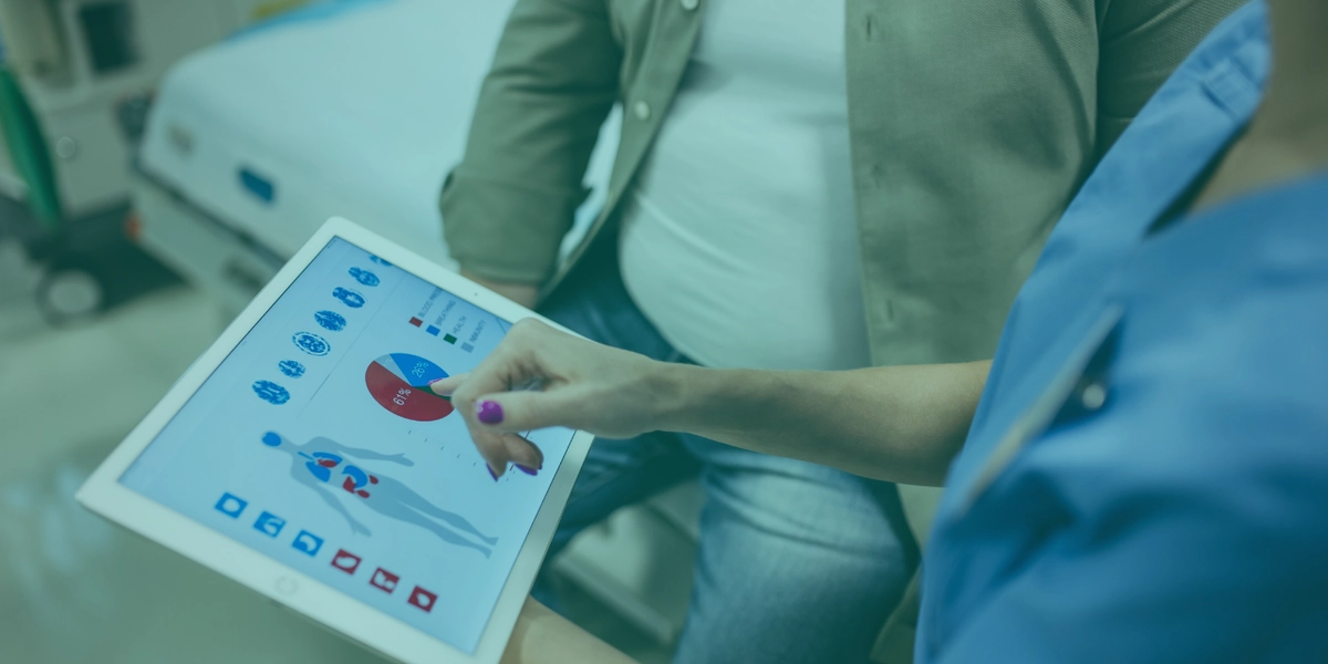Obezite, vücut kitle indeksi (BMI) belirli bir eşiği aşan bireylerde görülen aşırı yağlanma durumu olarak tanımlanır. Ancak obezite yalnızca fiziksel sağlık üzerinde değil, bireyin psikolojik durumu üzerinde de önemli etkiler yaratmaktadır. Modern yaşamın getirdiği stres, duygusal yeme alışkanlıkları ve çevresel faktörler, bireylerin yeme davranışlarını derinden etkilemektedir. Duygusal yeme, genellikle stres, üzüntü, yalnızlık ya da sıkıntı gibi olumsuz duyguları hafifletmek amacıyla ortaya çıkan bir davranış biçimidir. Bu yazıda, obezitenin psikoloji üzerindeki etkileri, duygusal yeme alışkanlıklarının nedenlerini ve bu alışkanlıkların nasıl değiştirilebileceğini bilimsel araştırmalar ışığında inceleyeceğiz.