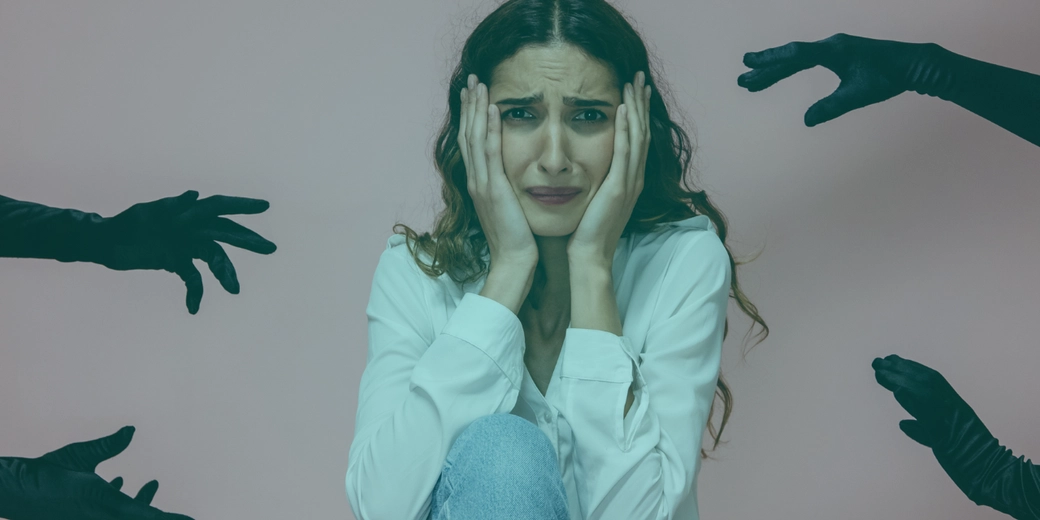 Günlük hayatta sıklıkla duyduğumuz ve özellikle çocuk yetiştirirken kullanılan "ters psikoloji" terimi, psikolojinin bir alt alanı olan sosyal psikoloji ile yakından ilişkilidir. Peki ters psikoloji nedir? İnsan davranışlarını yönlendirmek ya da istenen yönde değiştirmek için kullanılan bu yöntem, çoğunlukla bilinçsizce uygulanır. Peki ters psikoloji nedir? Sosyal psikoloji bağlamında bireyleri manipüle etmek nasıl gerçekleşir?