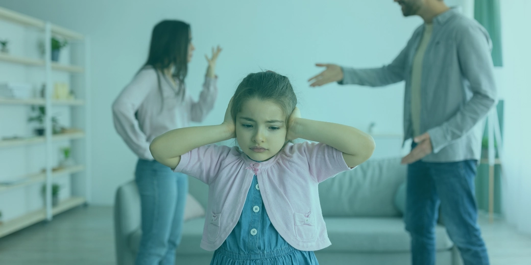 Travma terapisi nedir sorusunun yanıtı, bireylerin zorlayıcı, korkutucu veya acı verici olaylar karşısında geliştirdiği ruhsal sorunları ele almak için tasarlanmış bir psikoterapi alanıdır. Bu terapi yaklaşımı, kişinin beynindeki duygusal ve bilişsel süreçlerin yeniden yapılandırılmasını hedefler. Travma, vücudumuzun stres tepkisini en üst düzeye çıkararak sempatik sinir sistemini sürekli alarm halinde tutabilir. Bu durum uzun dönemde kaygı, depresyon, uyku bozuklukları ve sosyal ilişkilerde zorluklar gibi belirtilere yol açabilir (van der Kolk, 2014). Travma terapisi sayesinde birey, bu belirtilerin kontrol altına alınmasını ve travmatik deneyimlerin zihinde farklı bir çerçevede işlenmesini sağlar.
