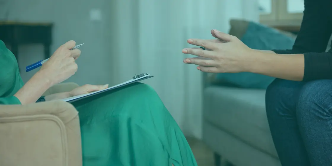 Modern psikoterapi, bireyin yalnızca semptomlarına odaklanmak yerine, onun yaşam boyu gelişen düşünce kalıplarını, duygusal şemalarını ve ilişki örüntülerini anlamaya yönelik bir dönüşüm içerisindedir. Bu dönüşümün en dikkate değer örneklerinden biri Şema Terapidir (Schema Therapy). Jeffrey Young tarafından geliştirilen bu model, bilişsel-davranışçı terapiye psikodinamik ve bağlanma kuramı yaklaşımlarını entegre eden bütüncül bir yapı sunar. Özellikle çocukluk döneminde gelişen uyumsuz şemaların yetişkinlikte ortaya çıkan psikopatolojilerin temelini oluşturduğunu savunan bu yaklaşım, uzun süreli duygusal ihtiyaçların karşılanmamasının birey üzerindeki etkilerini anlamaya çalışır. Şema Terapi Nedir ve Psikoterapideki Yeri 