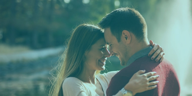 İlişkiler, iki farklı dünyanın ortak bir paydada buluşma çabasıdır. Ancak bu buluşma süreci, zaman zaman yanlış anlamalar, bastırılmış duygular ve öfke patlamalarıyla karmaşık bir hale gelebilir. İlişki danışmanlığına başladığımda, konuşmanın sadece kelimelerden ibaret olmadığını, aynı zamanda duyguların, beden dilinin ve niyetlerin de birer iletişim aracı olduğunu öğrendim. Bu yazıda, danışmanlık sürecinden edindiğim deneyimleri ve daha sağlıklı bir iletişim kurmanın akademik temellere dayalı yollarını paylaşacağım.