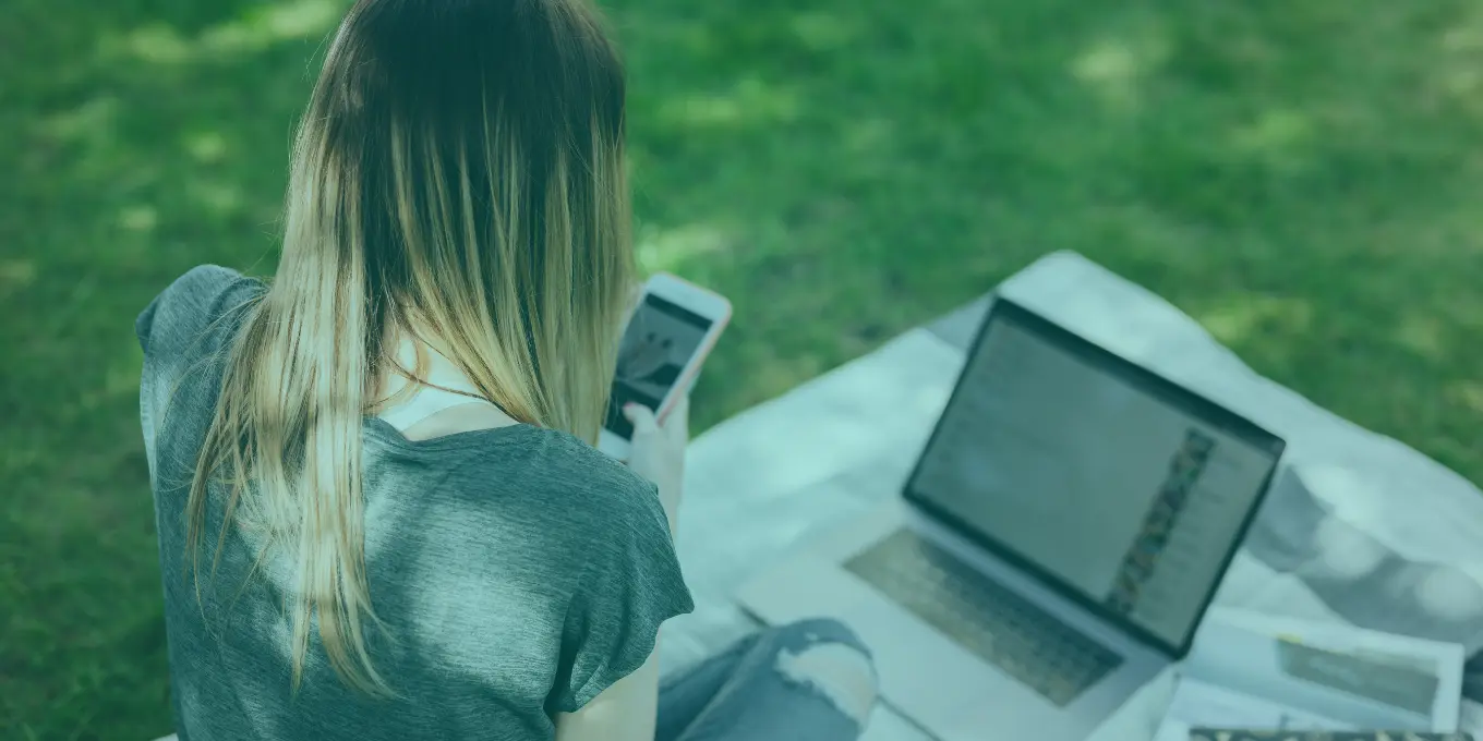 Teknoloji hayatımızın merkezinde yer aldıkça, ilişkilerimiz de dijitalleşiyor. Artık birçok insan partneriyle sosyal medya üzerinden tanışıyor, iletişim kuruyor veya duygusal bağını çevrimiçi yollarla sürdürüyor. Ancak bu dijital kolaylıklar, sosyal medya ilişkileri güven kavramını da karmaşık hale getiriyor. Sosyal medya; hem bağlantıyı güçlendiren bir araç hem de kıskançlık, gizlilik ihlali ve güvensizlik gibi sorunların tetikleyicisi haline geldi. Günümüzde “güven” yalnızca yüz yüze davranışlarla değil, aynı zamanda çevrimiçi tutumlarla da sınanıyor. Peki, dijital çağda aşk nasıl değişti ve sosyal medya güveni nasıl etkiliyor? Dijital Çağda Aşk Sosyal Medya Güvenini Nasıl Etkiliyor