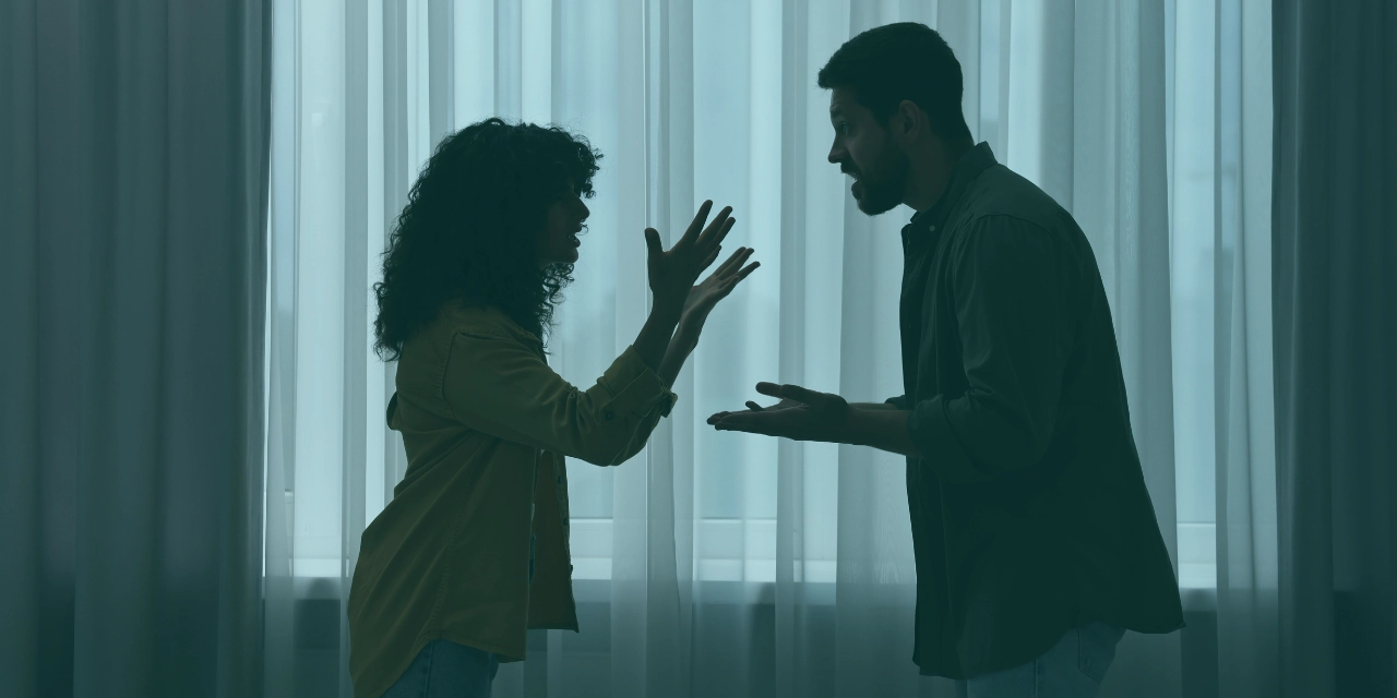 Yılın son günleri, sadece takvim yapraklarının değiştiği bir zaman dilimi değil, aynı zamanda psikolojik bir kapanış ve yeni bir başlangıç evresidir. İnsan zihni, tamamlanmamış işleri ve çözülmemiş duygusal meseleleri sürekli canlı tutma eğilimindedir (Zeigarnik Etkisi). Bu nedenle, yeni bir yıla girerken sadece finansal veya kariyer hedefleri değil, ilişkisel bir "envanter" çıkarmak da ruh sağlığı açısından kritiktir. Hayatımızdaki insanların bize enerji mi verdiği, yoksa var olan enerjimizi mi tükettiği sorusu, yeni yıl kararları listesinin en başında yer almalıdır. Bu ilişki muhasebesi sürecinde karşımıza çıkan en zorlu engel, genellikle farkında olmadan sürdürdüğümüz toksik ilişki dinamikleridir. Sağlıksız bağlar, sadece romantik ilişkilerde değil; aile, arkadaşlık veya iş ortamında da kişinin özsaygısını zedeleyebilir. Bu yazı, bilimsel veriler ışığında duygusal manipülasyon döngülerini kırmanız, sınır koymak konusunda cesaretlenmeniz ve yeni yıla özgürleşmiş bir zihinle girmeniz için bir rehber niteliğindedir. Yıl Sonu İlişki Muhasebesi Toksik Bağlardan Özgürleşmek