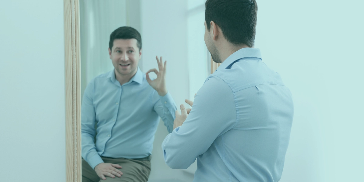 Günümüzde pek çok kişi gün içerisinde yaşadığı ruh hali dalgalanmalarını "bipolarım galiba" cümlesiyle tanımlama eğilimindedir. Ancak tıbbi literatürde bipolar bozukluk belirtileri, gündelik hayatta karşılaştığımız stres kaynaklı hüzün veya neşeden çok daha derin, keskin ve biyolojik temellere dayanan bir süreci ifade eder. Duygularımızın doğasında değişkenlik vardır; fakat bu değişim işlevselliğimizi bozuyorsa, ilişkilerimizi zedeliyorsa ve kontrol edilemez bir hal alıyorsa profesyonel bir bakış açısı gereklidir. Eski adıyla manik depresif bozukluk olarak bilinen bu durum, kişinin ruh halinde uçurumlar yaratan, enerjisini, uyku düzenini ve düşünce yapısını kökten değiştiren kronik bir ruh sağlığı durumudur. Ani duygu değişimleri yaşayan herkes bipolar değildir; ancak bipolar tanısı almış bireylerin yaşadığı döngüler, nörobiyolojik bir tedavi ve takip gerektirir. Bu yazımızda, klinik tanı kriterleri ışığında bipolar bozukluğu, sıradan ruh hali değişimlerinden ayıran temel farkları derinlemesine inceleyeceğiz.