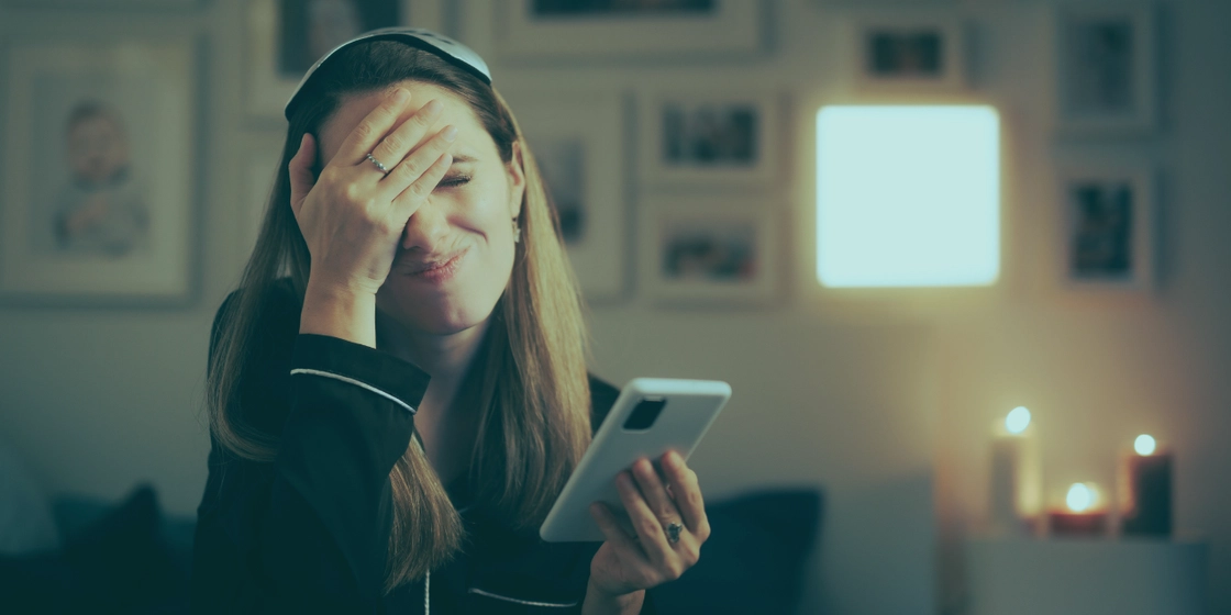 Günlük yaşamın büyük bir bölümü sosyal ağlar üzerinden akarken, zihinsel iyi oluşun görünmez maliyetleri de artıyor. Özellikle “kıyaslama psikolojisi” tetiklendiğinde, başkalarının seçilmiş anlarını kendi “ham” hayatımızla karşılaştırma eğilimi güçleniyor. Bu süreç, yalnızca moral düşüklüğü değil, daha kronik bir stres tepkisi ve duygu düzenleme zorluklarıyla da ilişkilendirilebiliyor. Nitekim sosyal medya kullanımı ile depresyon/anksiyete ve uyku çıktıları arasındaki ilişkilere dair güncel bulgular, bu alanın klinik açıdan ciddiye alınması gerektiğini gösteriyor. Bu noktada dijital detoks, “tamamen kopmak” zorunda olduğunuz katı bir yaklaşım olmaktan çok, kanıta dayalı sınır koyma pratikleriyle dijital uyaranı azaltma girişimidir. Araştırmalar, sosyal medyaya kısa süreli ara vermenin iyi oluş, depresyon ve anksiyete belirtilerinde iyileşmelerle ilişkili olabileceğini; ayrıca sosyal medya kullanımını azaltmaya yönelik müdahalelerin özellikle depresyon üzerinde olumlu etkiler gösterebildiğini bildiriyor. Bu yazıda dijital detoks, fomo, sosyal medya depresyonu ve kıyaslama psikolojisi ekseninde, uygulanabilir ve ölçülebilir adımlar paylaşacağım. Giriş Neden “Dijital Detoks” Şimdi Daha Kritik