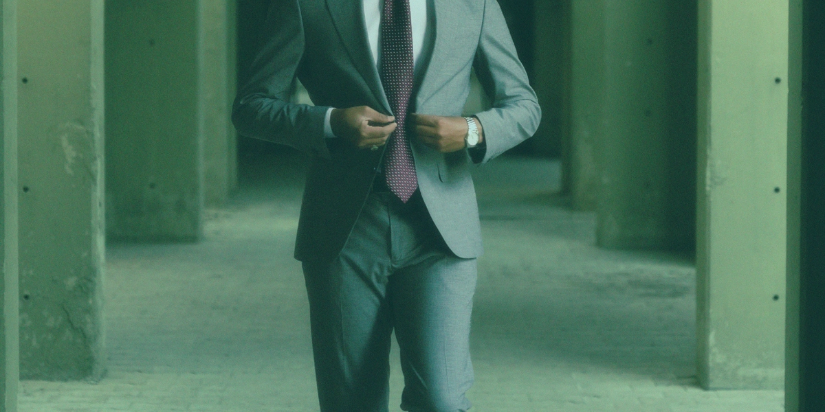 Uzun süren evden çalışma dönemleri veya tatil rehavetinden sonra ofise dönmek, birçok profesyonel için zorlayıcı bir süreç olabilir. Pijama rahatlığından çıkıp takım elbiselere veya resmi kıyafetlere geçiş, sadece fiziksel bir değişim değil, aynı zamanda zihinsel bir adaptasyon sürecidir. İşte bu noktada power dressing (güç giyimi) kavramı devreye girer. Kıyafetler, sadece bedenimizi örten kumaş parçaları değil, zihinsel süreçlerimizi ve davranışlarımızı şekillendiren güçlü araçlardır. İş kıyafetleri psikolojisi, doğru seçilmiş bir gardırobun, bireyin performansını, odaklanma süresini ve hatta pazarlık yeteneğini artırabileceğini ortaya koymaktadır. Bu yazımızda, modanın psikolojik altyapısını inceleyecek ve kıyafetlerinizi birer özgüven zırhına nasıl dönüştürebileceğinizi ele alacağız. Özgüvenli giyim stratejileri ve renklerin dili ile profesyonel imajınızı güçlendirmek, sadece başkalarının size bakışını değil, sizin kendinize bakışınızı da değiştirecektir. Bilimsel araştırmalar ışığında, gardırobunuzun kariyer basamaklarındaki gizli gücünü keşfetmeye hazır olun.