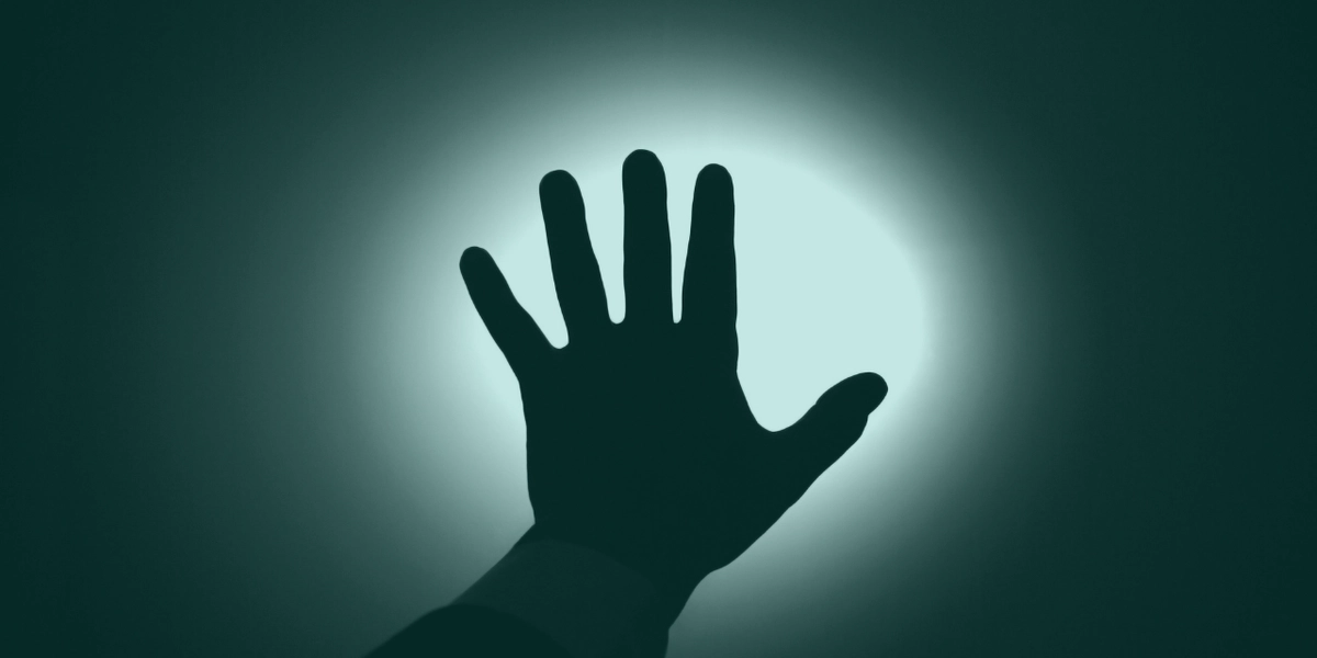 İntihar, bireysel bir eylem gibi görünse de aslında biyolojik, psikolojik ve sosyolojik faktörlerin karmaşık bir etkileşimi sonucu ortaya çıkan ciddi bir halk sağlığı sorunudur. Dünya Sağlık Örgütü (DSÖ) verilerine göre her yıl yüz binlerce insan yaşamına son vermektedir. Ancak bu istatistiklerin ötesinde, her vaka önlenebilir bir kaybı ve geride kalanlar için derin bir travmayı temsil eder. Toplumda dolaşan yanlış bilgiler, risk altındaki bireylerin anlaşılmasını zorlaştırmakta ve yardım arama davranışını engellemektedir. Bu nedenle, intihar belirtileri konusunda farkındalık kazanmak, sadece uzmanların değil, herkesin sorumluluğundadır. Bu yazımızda, intihar olgusunu akademik bir çerçevede ele alırken, yanlış bilinen mitleri yıkmayı ve psikolojik ilk yardımın temellerini anlatmayı hedefliyoruz. Umutsuzluk döngüsü içinde sıkışıp kalan bir zihnin sessiz çığlıklarını duymak, intihar önleme çalışmalarının en kritik adımıdır. Doğru zamanda uzatılan bir el veya yargılamadan dinleyen bir kulak, bir kişinin yaşama tutunmak için ihtiyaç duyduğu o ince bağı güçlendirebilir.