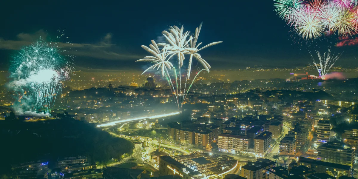Tatiller, zihnimiz için birer kaçış rampasıdır. Işıltılı yılbaşı süsleri, kurulan sofralar, esnetilen uyku saatleri ve "yapılacaklar listesi"nden uzak geçen günler... Ancak her yükselişin bir inişi olduğu gibi, tatil dopamininin de bir düşüşü vardır. Psikoloji literatüründe sıklıkla karşımıza çıkan ve halk arasında tatil dönüşü sendromu olarak bilinen bu durum, aslında beynimizin ani çevresel değişikliklere verdiği biyolojik ve psikolojik bir tepkidir. Yeni bir yıla girerken hissettiğiniz o isteksizlik, yorgunluk veya hafif hüzün hali sadece size özgü değil; bu, milyonlarca insanın paylaştığı kolektif bir deneyimdir. Yeni yıla girerken kendimize koyduğumuz büyük hedeflerin altında ezilmek yerine, bu geçiş dönemini bilimsel ve şefkatli bir yaklaşımla yönetmek mümkündür. Bu yazıda, post-holiday blues (tatil sonrası hüznü) kavramını psikolojik temelleriyle inceleyecek ve adaptasyon sürecini sancısız atlatmanızı sağlayacak akademik temelli stratejileri ele alacağız. Hazırsanız, beyninizi yeniden "başlangıç çizgisine" davet edelim. Tatil Bitti Sendromu Yeni Yıla Adapte Olmanın Yolları