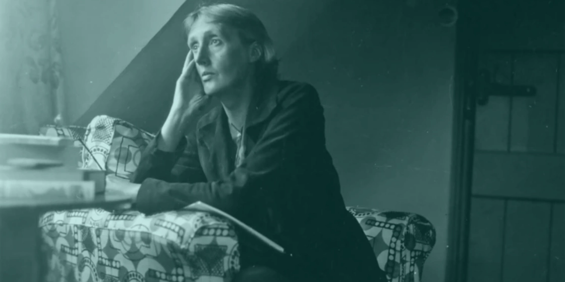 Modernist edebiyatın öncüsü Virginia Woolf, sadece yazdığı eserlerle değil, zihninin derinliklerinde verdiği savaşlarla da tarihe geçmiştir. Virginia Woolf hayatı, edebi üretkenlik ile ruhsal çöküşlerin iç içe geçtiği karmaşık bir döngüden ibarettir. Onun eserlerini incelemek, sadece bir metni okumak değil, aynı zamanda insan zihninin en karanlık ve en parlak noktalarında dolaşmak demektir. Bu yazıda, Woolf'un yaşamını, bipolar bozukluk ve sanat arasındaki ilişkiyi ve trajik sonunu akademik bir perspektifle ele alacağız.