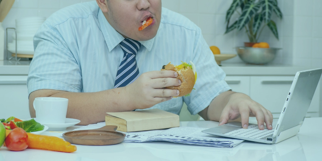 Beden algısı aynadaki fiziksel yansımanızdan çok daha fazlasıdır. Kendinize verdiğiniz değerin doğrudan bir yansımasıdır. Günümüzde sosyal medyadaki kusursuzluk illüzyonu beden algımızı derinden sarsıyor. Aynı zamanda gerçeklik algımızı büküyor. İlk olarak, yüz filtreleri zihnimizde imkansız güzellik standartları yaratıyor. Dijital bedenler de bu algıyı güçlü bir şekilde pekiştiriyor. Bununla birlikte, bu sürekli kıyaslama hali yeme bozuklukları için zemin hazırlıyor. Başkalarının vitrin hayatlarıyla kendinizi sıkça kıyaslayabilirsiniz. Sonu gelmez diyetlere hapsolmuş hissedebilirsiniz. Lütfen unutmayın, kesinlikle yalnız değilsiniz. Bu yazıda sosyal medyanın omuzlarınıza yüklediği ağır baskıyı kıracağız. Kendinizle nasıl daha sağlıklı bir ilişki kuracağınızı adım adım anlatacağım.