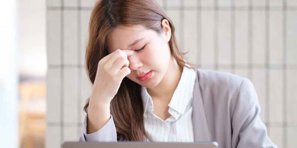 Uyku bozuklukları ve psikolojik nedenleri, modern çağın en yaygın ve yıpratıcı sorunlarından biri haline geldi. Gece yatağa yattığınızda zihniniz bir türlü susmuyor mu? Yorgun olmanıza rağmen saatlerce tavanı izliyor olabilirsiniz. Öncelikle bilmelisiniz ki, bu zorlu süreçte kesinlikle yalnız değilsiniz. Uykusuzluk sadece bedensel bir yorgunluk durumu değildir. Aynı zamanda ruhsal dünyamızın bize gönderdiği çok önemli bir sinyaldir. Bu yazıda, uyku sorunlarının temelinde yatan psikolojik faktörleri doğrudan inceleyeceğiz. Ayrıca, daha kaliteli bir uykuya kavuşmanız için ihtiyacınız olan pratik ve bilimsel adımları sizinle paylaşacağız. İnsomni Uyku Bozuklukları ve Psikolojik Nedenleri Nelerdir (2)