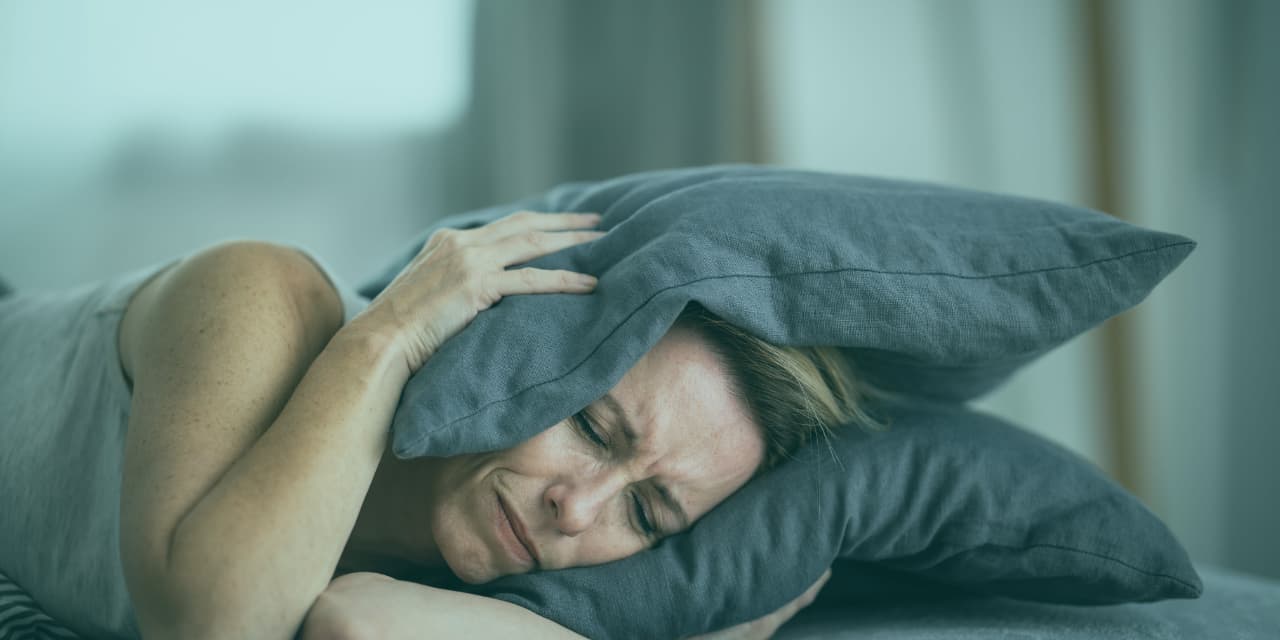 Uyku bozuklukları ve psikolojik nedenleri, modern çağın en yaygın ve yıpratıcı sorunlarından biri haline geldi. Gece yatağa yattığınızda zihniniz bir türlü susmuyor mu? Yorgun olmanıza rağmen saatlerce tavanı izliyor olabilirsiniz. Öncelikle bilmelisiniz ki, bu zorlu süreçte kesinlikle yalnız değilsiniz. Uykusuzluk sadece bedensel bir yorgunluk durumu değildir. Aynı zamanda ruhsal dünyamızın bize gönderdiği çok önemli bir sinyaldir. Bu yazıda, uyku sorunlarının temelinde yatan psikolojik faktörleri doğrudan inceleyeceğiz. Ayrıca, daha kaliteli bir uykuya kavuşmanız için ihtiyacınız olan pratik ve bilimsel adımları sizinle paylaşacağız.