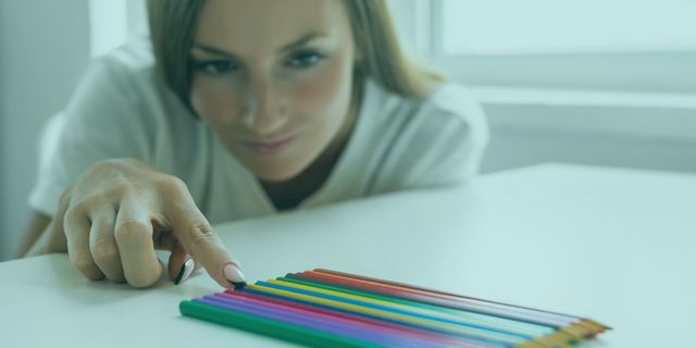 Obsesif Kompulsif Bozukluk (OKB), zihninizi sürekli meşgul eden yorucu düşünceler ve sizi tekrarlayan davranışlara zorlayan zorlu bir psikolojik süreçtir. Bu durumu tek başınıza gizlice çekmek zorunda değilsiniz, çünkü doğru adımları atarak iyileşmeniz kesinlikle mümkündür. İlk olarak, beyninizin size oynadığı bu oyunu tam anlamıyla kavramanız gerekir. Eğer evden çıkarken kapıları defalarca kontrol ediyorsanız veya zihninize aniden giren korkutucu düşünceleri durduramıyorsanız doğru yazıyı okuyorsunuz. Bu makalede, bir klinik psikolog gözüyle takıntılarla nasıl mücadele edeceğinizi adım adım anlatıyorum. Obsesif Kompulsif Bozukluk (OKB) Takıntılarla Yaşamak ve Başa Çıkmak