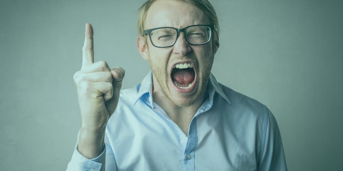 Öfke kontrolü ve sağlıklı ifade yolları, günlük hayatta huzuru bulmanızın en temel anahtarıdır. Aniden parladığınızı ve sonrasında derin bir pişmanlık duyduğunuzu sıkça hissediyor olabilirsiniz. Öncelikle bilmelisiniz ki, öfke son derece doğal ve insani bir duygudur. Ancak bu yoğun duyguyu nasıl yönettiğiniz, yaşam kalitenizi doğrudan belirler. Bu yazıda, içinizdeki o alevi büyümeden nasıl söndürebileceğinizi adım adım keşfedeceksiniz. Dolayısıyla, pratik stratejilerle hem kendinizi hem de sosyal çevrenizi korumayı öğreneceksiniz.