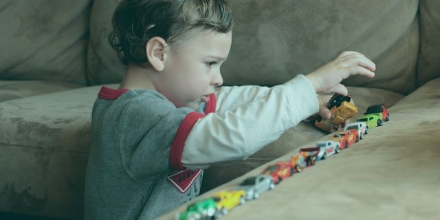 Otizmde erken tanı, çocuğunuzun gelecekteki yaşam kalitesini ve bağımsızlığını belirleyen en kritik adımdır. Bir ebeveyn olarak bebeğinizin günlük gelişimini herkesten daha yakından takip ediyorsunuz. Bazen bazı gelişim basamaklarının yolunda gitmediğini içgüdüsel olarak hissedebilirsiniz. Bu ebeveyn içgüdüsünü kesinlikle görmezden gelmemeli ve harekete geçmelisiniz. Nitekim bilimsel araştırmalar, ilk üç yaşta yapılan erken müdahalenin beyin gelişimini tamamen olumlu yönde değiştirdiğini kanıtlıyor. Bu yazıda, otizm spektrum bozukluğunun ilk işaretlerini nasıl doğru okuyacağınızı profesyonel bir bakış açısıyla anlatacağım. Hazırsanız, çocuğunuzun dünyasını daha iyi anlamak için bu rehberi birlikte inceleyelim. Otizmde Erken Tanı Bebeklerde Belirtileri Nasıl Fark Edersiniz