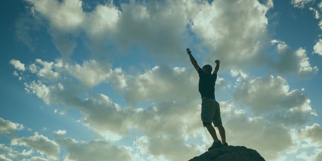 Özgüven eksikliği, hayatınızın kontrolünü elinizden alan sessiz bir engel olabilir. Sabahları uyandığınızda potansiyelinizi tam olarak yansıtamadığınızı hissediyor musunuz? Yalnız değilsiniz. Çoğu insan hayatının belli dönemlerinde kendine olan inancını derinlemesine sorgular. Ancak bu durumu bir kader olarak kabullenmek zorunda değilsiniz. Öncelikle, problemin kaynağını anlamak çözüm yolculuğunun tam yarısıdır. Bu yazıda, kendi gücünüzü yeniden keşfetmeniz için bilime dayalı adımları doğrudan sizinle paylaşacağım. Hazırsanız, hayatınızı değiştirecek bu dönüşüme hemen başlayalım.