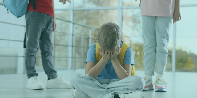 Akran zorbalığı nedir sorusu, günümüzde pek çok ebeveynin endişeyle yanıt aradığı oldukça önemli bir konudur. Çocuğunuzun okulda kendini tamamen güvende hissetmesi en temel hakkıdır. Ancak bazen çocuklar kendi aralarında acımasız davranışlar sergileyebilir. Öncelikle, bu durumun sadece basit bir şakalaşma veya büyüme evresi olmadığını bilmelisiniz. Bu güncel ve kapsamlı rehberde, zorbalığın psikolojik dinamiklerini, belirtilerini ve kalıcı çözüm yollarını adım adım öğreneceksiniz. Akran Zorbalığı Nedir ve Neden Ortaya Çıkar? Akran zorbalığı nedir tanımını yaparken, bilinçli ve tekrarlayan zarar verme niyetini özellikle vurgulamak gerekir. Bir çocuğun, kendinden fiziksel veya duygusal olarak daha güçsüz gördüğü bir başka çocuğa sistemli baskı uygulamasına zorbalık diyoruz. Dolayısıyla, ortada çok belirgin ve haksız bir güç dengesizliği bulunur. Hedef seçilen çocuk genellikle kendini savunamayacak durumdadır veya kalabalık içinde yalnız bırakılmıştır. Bu durum, mağdur çocuğun okul hayatını adeta karanlık bir kabusa çevirir. Zorbalık yapan çocukların motivasyonları genellikle çok karmaşık psikolojik temellere dayanır. Çoğu zaman bu çocuklar, kendi içsel güvensizliklerini ve korkularını başkalarını ezerek kapatmaya çalışırlar. Ayrıca evdeki şiddet ortamı, ilgisizlik veya okulda popüler olma arzusu bu yıkıcı davranışı tetikler. Özetle, zorba çocuk da aslında arka planda derin bir duygusal yoksunluk yaşar. Bu nedenle sorunu kalıcı olarak çözerken, her iki tarafın da psikolojisini anlamak büyük önem taşır. Akran Zorbalığı Nedir Aileler İçin Etkili Çözüm Rehberi