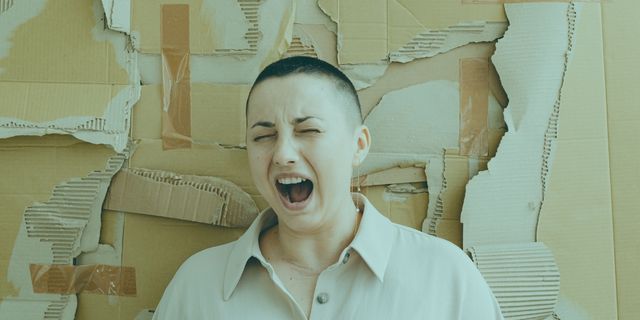 Bipolar mani atağı, enerjinin, özgüvenin ve duygu durumunun aşırı yükseldiği, kontrol edilmesi oldukça güç bir dönemdir. Bu süreçte kendinizi adeta yenilmez bir kahraman gibi hissedebilirsiniz. İlk olarak, bu durumun bir karakter özelliği değil, biyolojik temelli bir sağlık sorunu olduğunu bilmelisiniz. Uyku ihtiyacınızın aniden azalması ve yorulmak bilmemeniz en belirgin işarettir. Bununla birlikte, zihninizde susturulamayan düşünceler büyük bir hızla uçuşmaya başlar. Özetle, bu yoğun enerjiyi doğru tanımak, süreci sağlıklı yönetmenin en temel adımıdır. Doğru stratejileri uygulayarak bu coşkulu dönemi güvenle atlatabilirsiniz. Bipolar mani atağı ile nasıl başa çıkılır